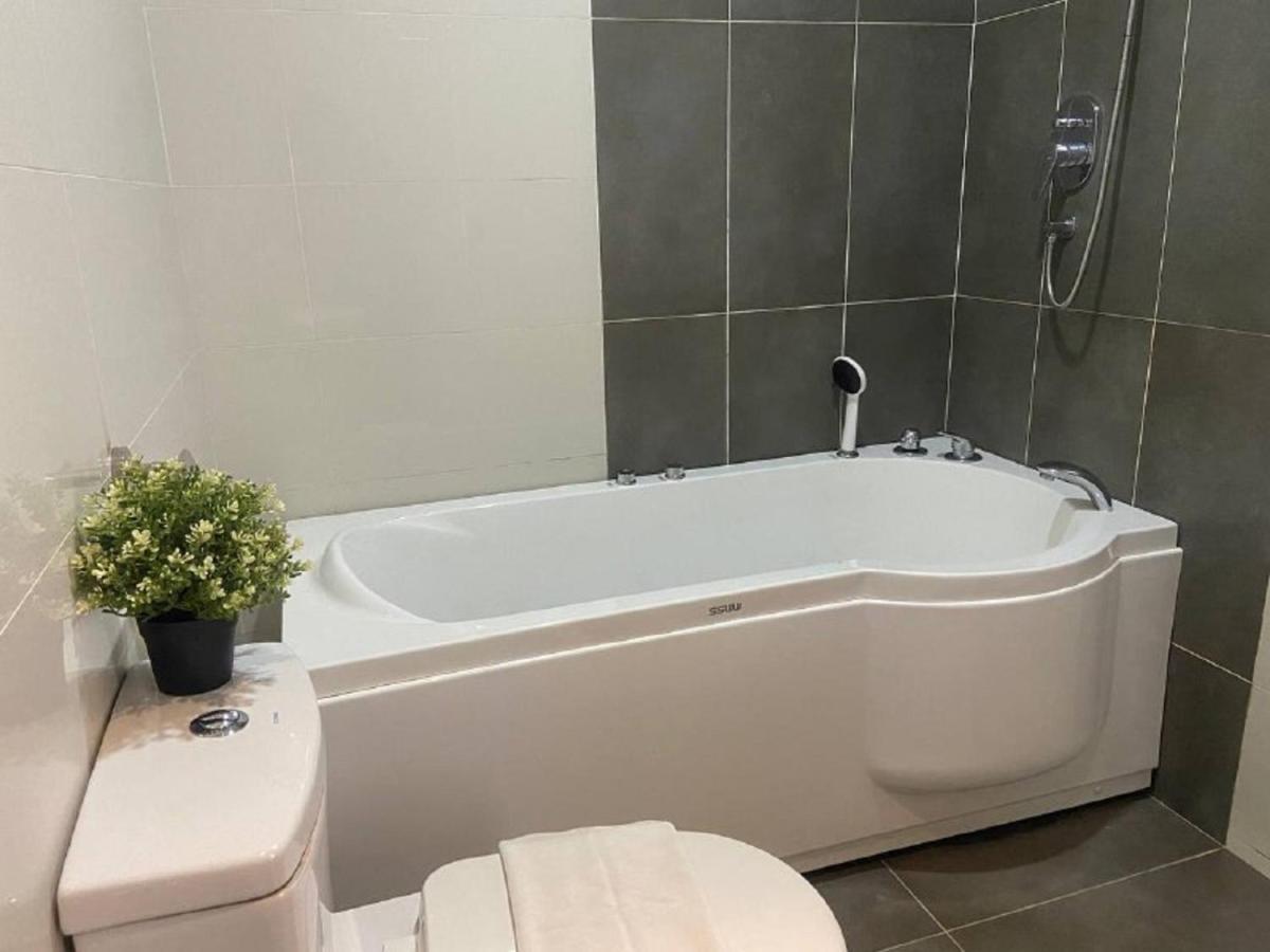 Family Suite Jacuzzi